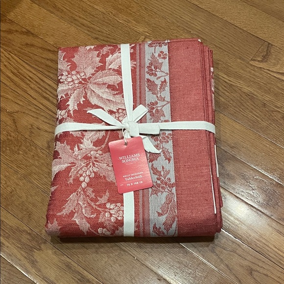 Williams Sonoma Other - Williams Sonoma Festive Holly Tablecloth